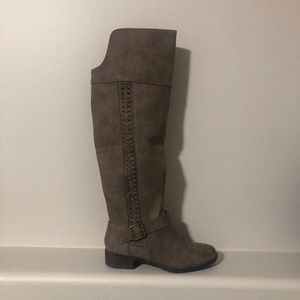 Never worn knee high boots 🤩